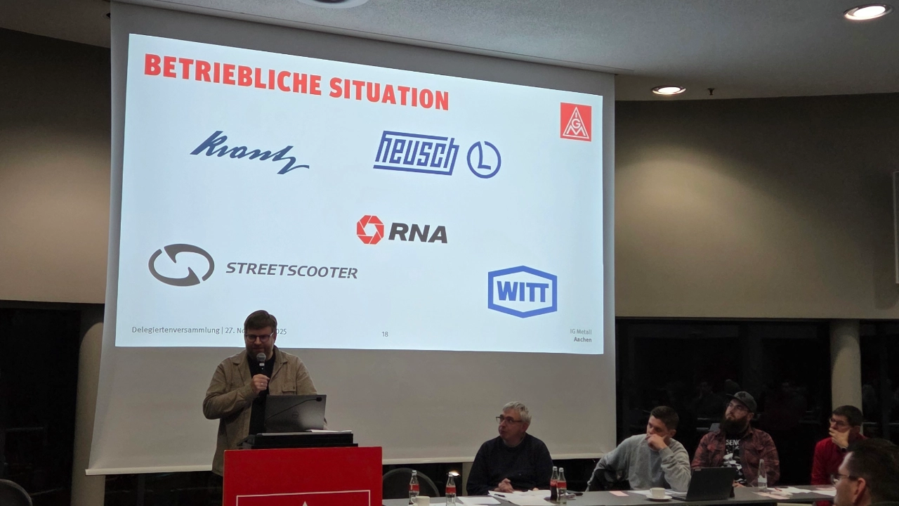 Boris beim Bericht über Betriebe am Rednerpult