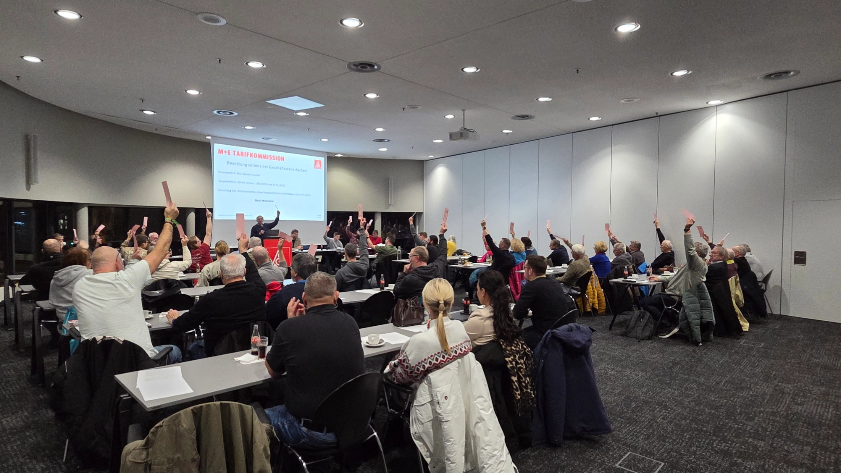 Totalaufnahme der Versammlung von hinten bei einer Abstimmung