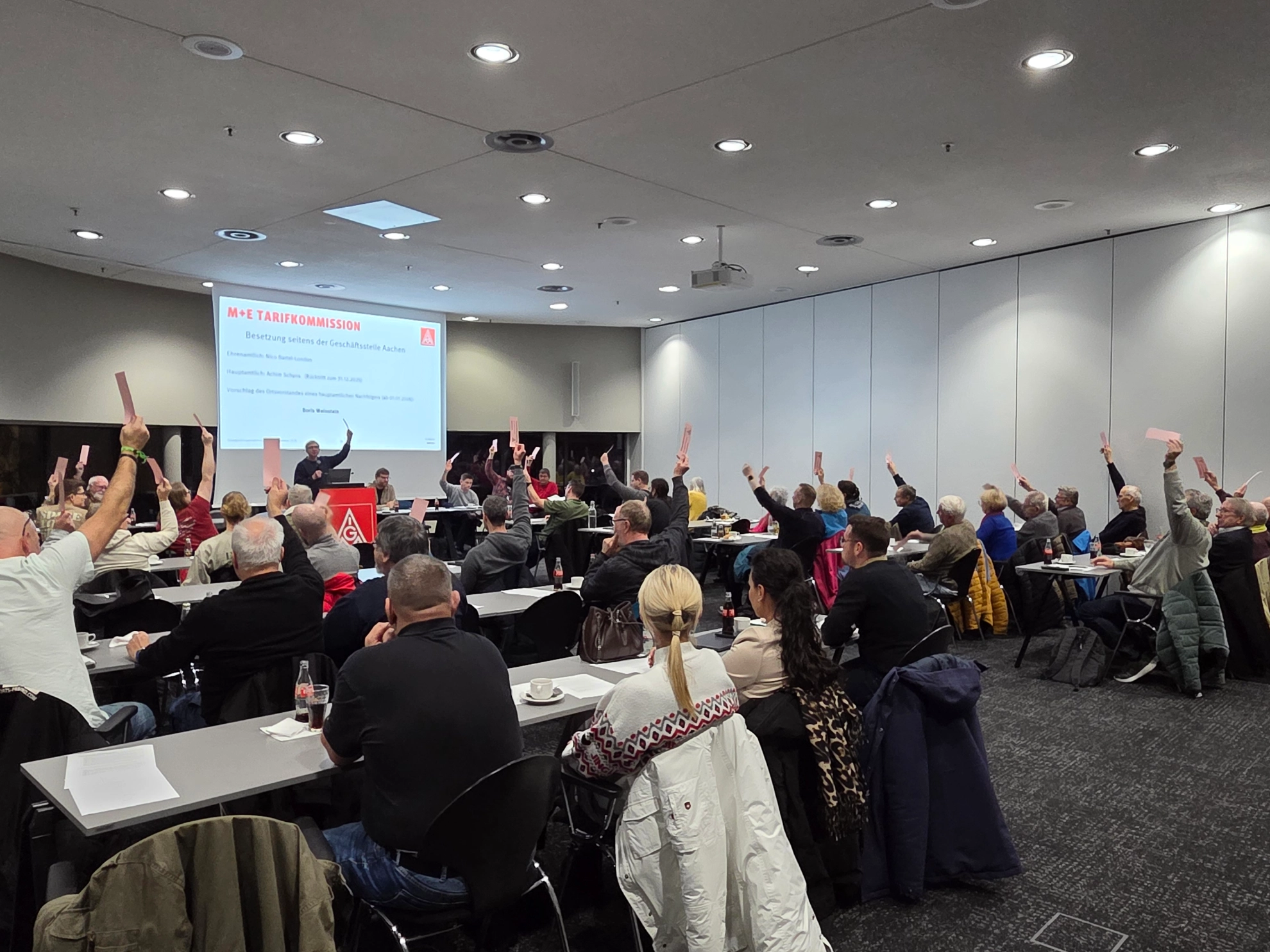 Foto der Delegierten bei Abstimmung