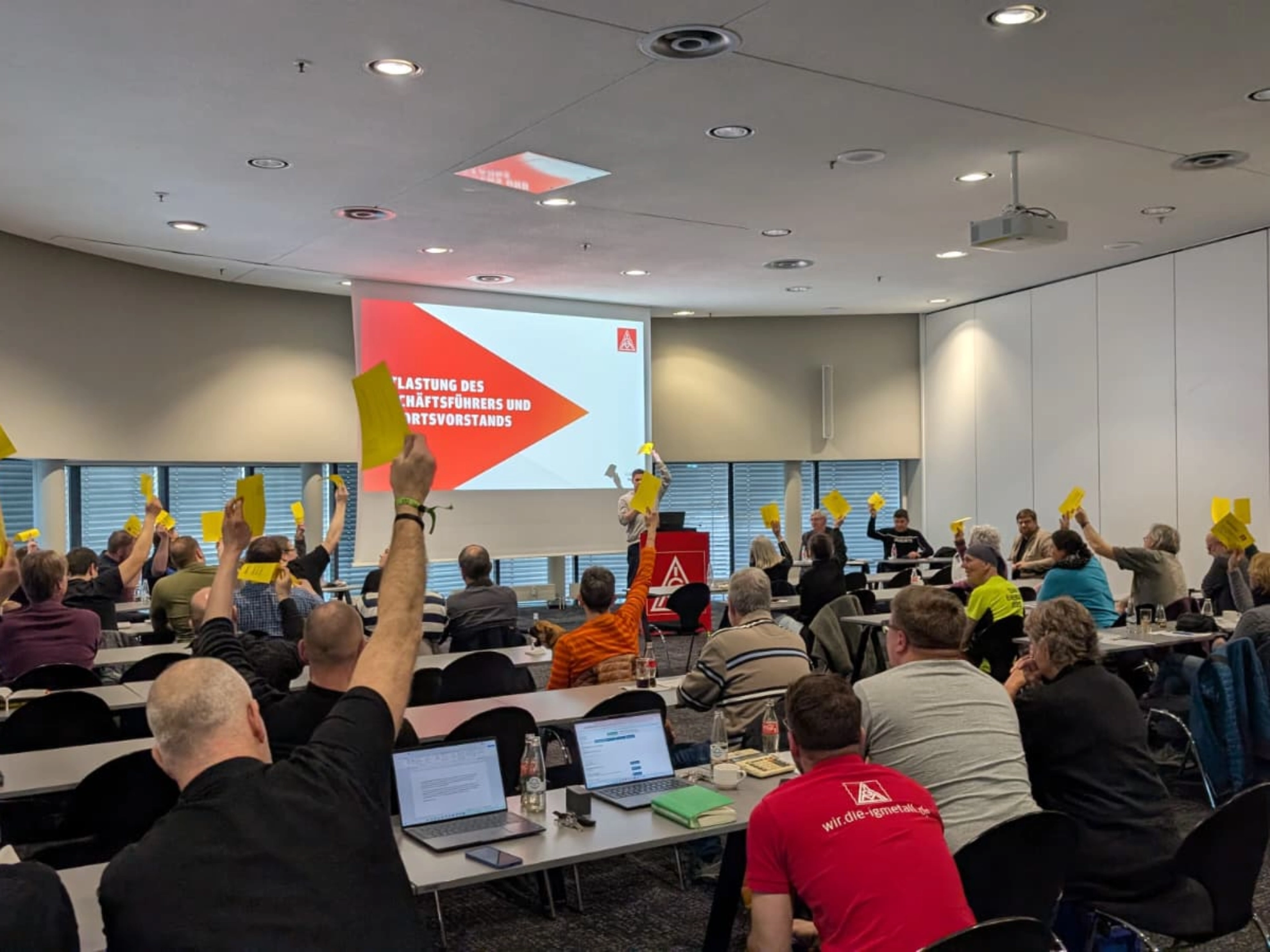 Totalaufnahme der Versammlung von hinten bei einer Abstimmung